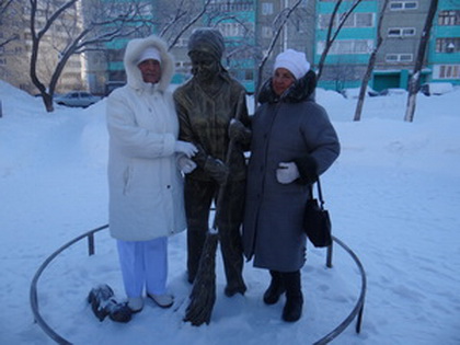 В Оренбурге есть памятник женщине-дворнику